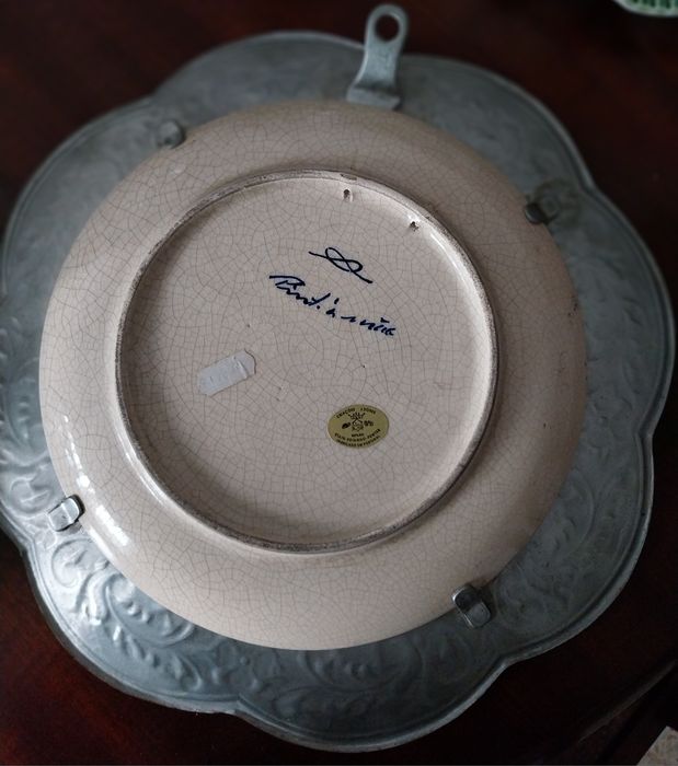 Prato decorativo em ceramica e estanho J. Dores