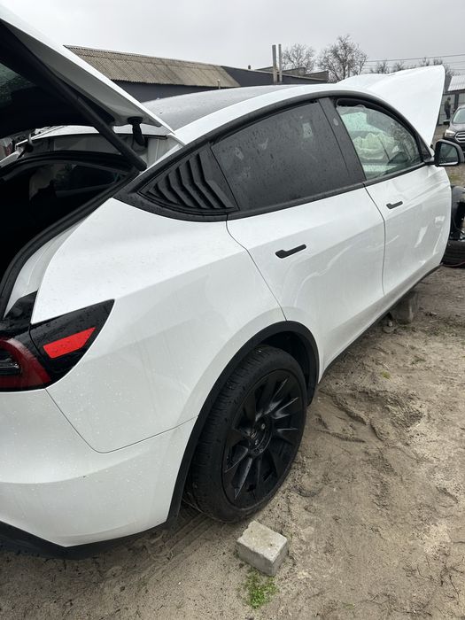 Разборка ТеслаY 2023 року