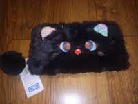 Czarny futerkowy portfel kot