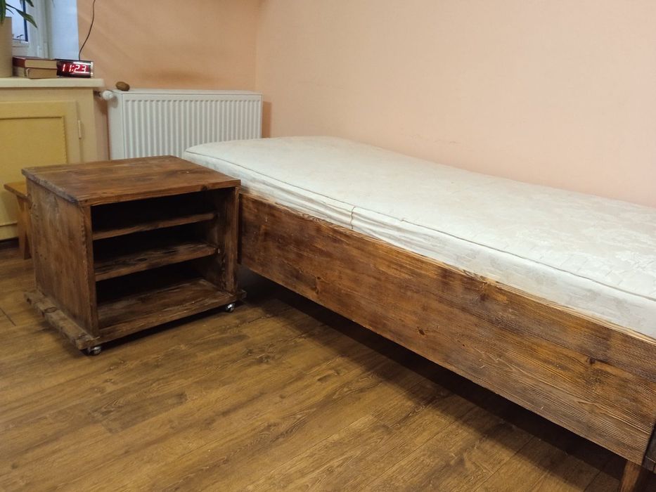 Дерев’яне ліжко з тумбою