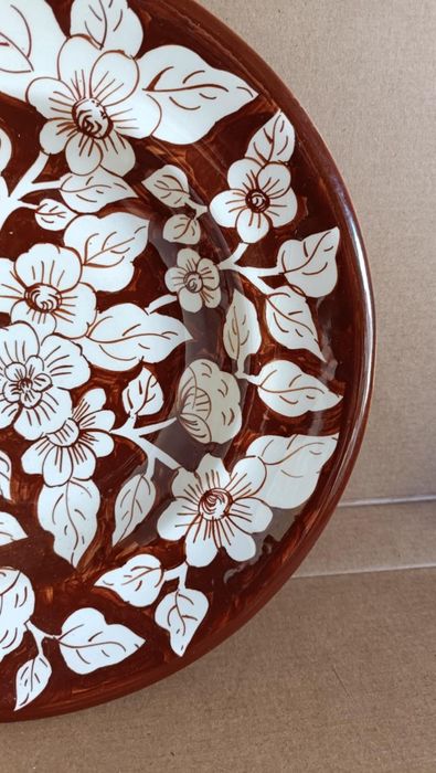 Prato às flores pintado à mão