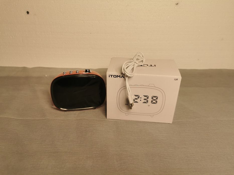 Klasyka w nowoczesnym wydaniu – czerwony retro budzik iTOMA 138