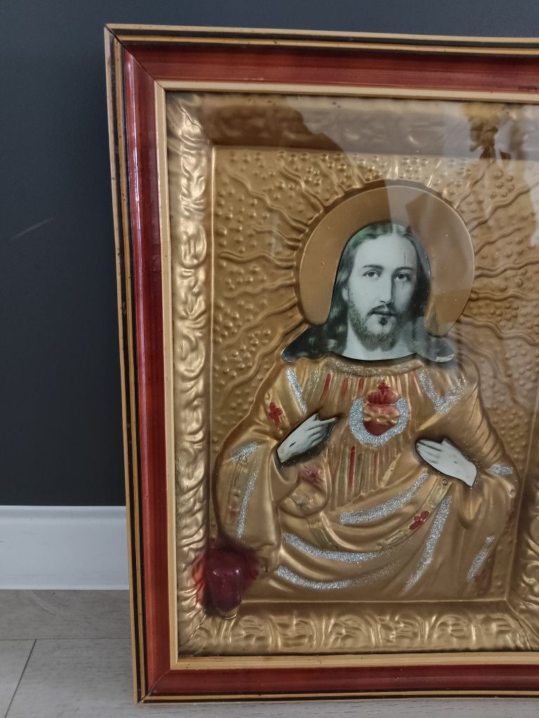 Święty obraz z czasów PRL podświetlany Jezus i Maryja