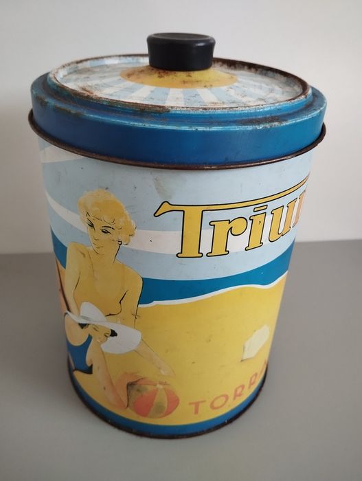 Termo e lata de bolacha triunfo