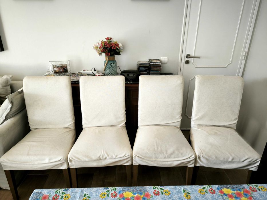 Cadeiras robustas elegantes com capa removível