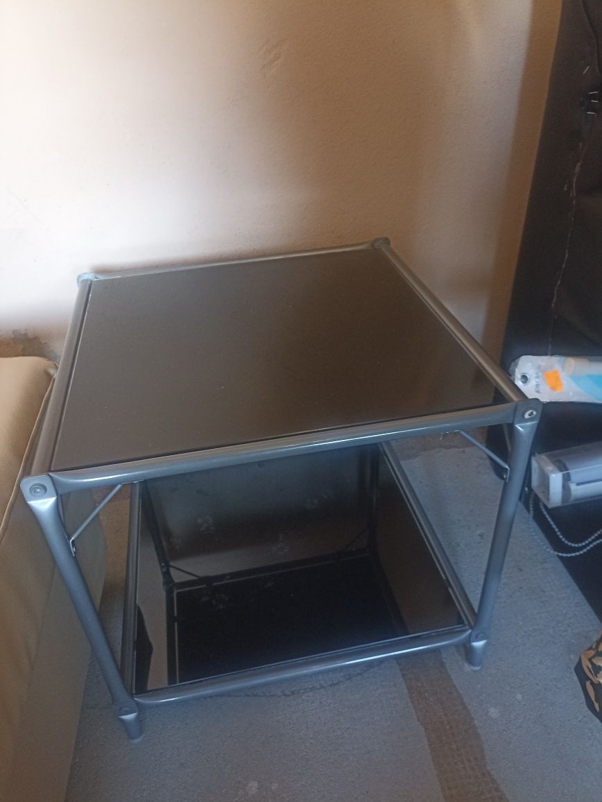 Mesa de sala quadrada.