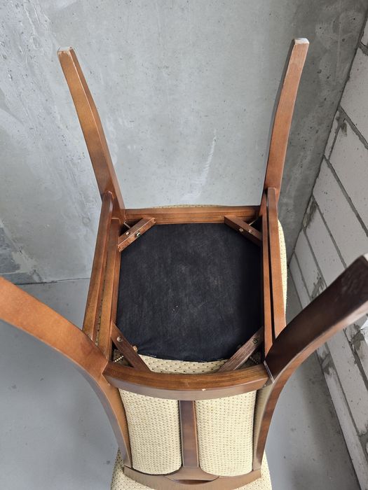 Дерев'яні кухонні стільці, з м'якою обшивкою.