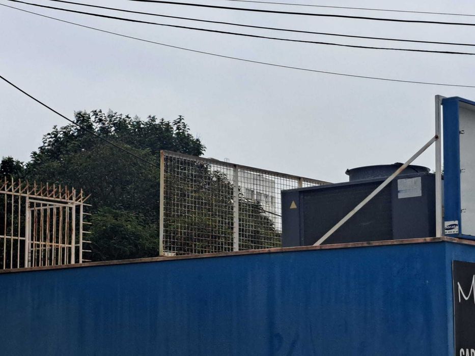 Aparelho de ar condicionado e painel em Centro Comercial, em Cascais