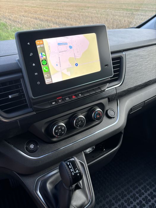 Wynajem busa 8-osobowego Renault Trafic wersja Long 2024r automat