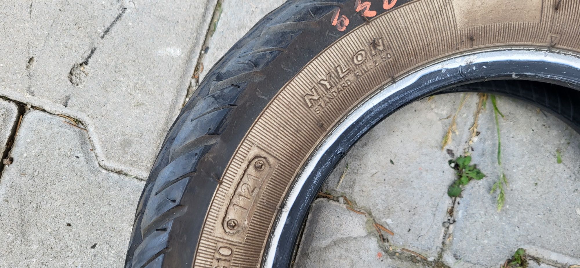 Opona nr b339 kenda 3.50/10 10 z białym pasem do skutera retro