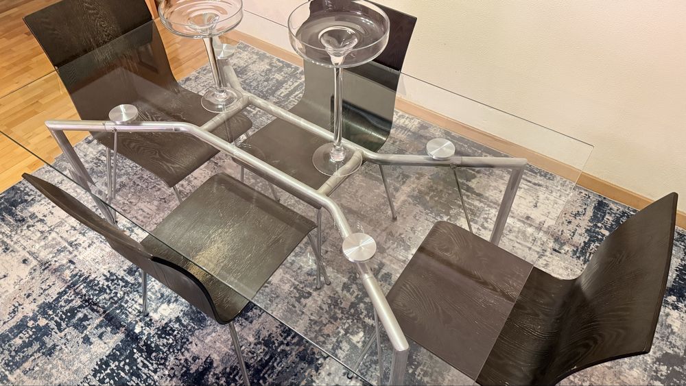 Mesa de sala de vidro e 4 cadeiras de madeira