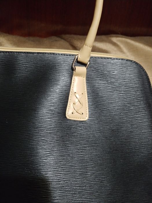 Mala feminina bege e preta