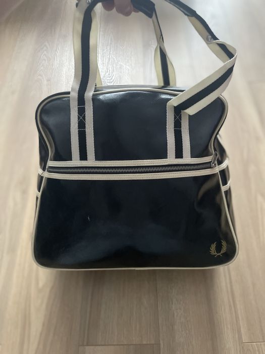 Czarna torba podróżna weekendowa Fred Perry małe logo