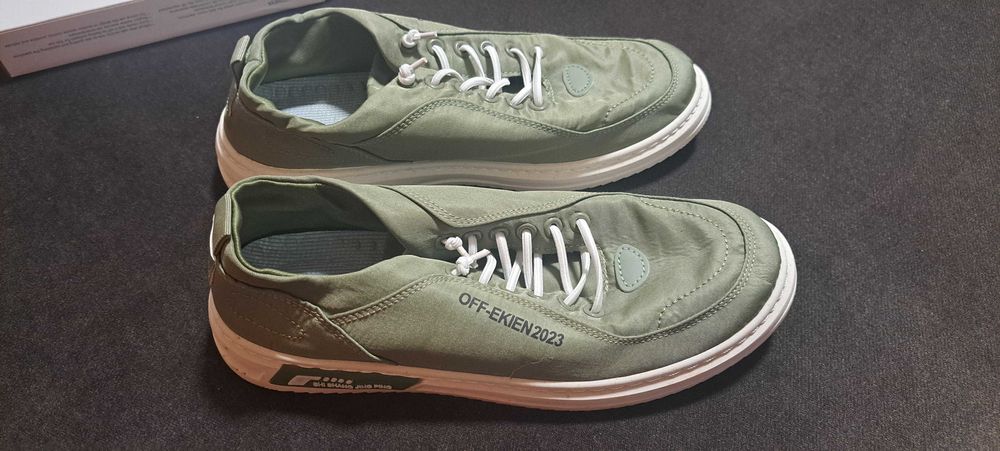 Sapatos homem, sola branca e restante verde. Tamanho 40