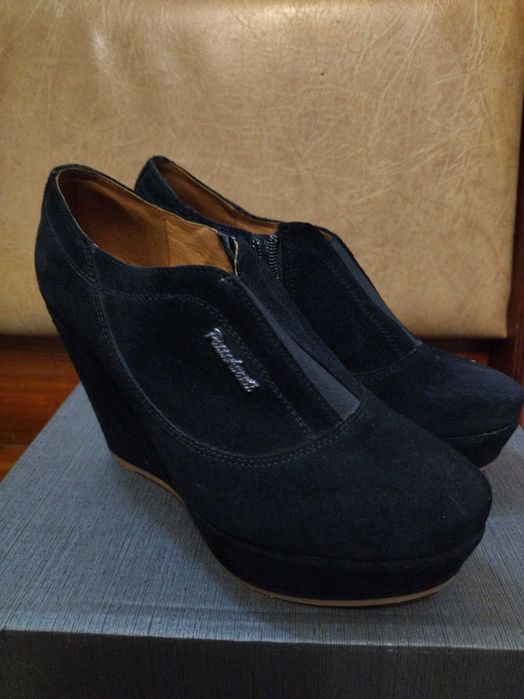 Продам замшеві жіночі туфлі