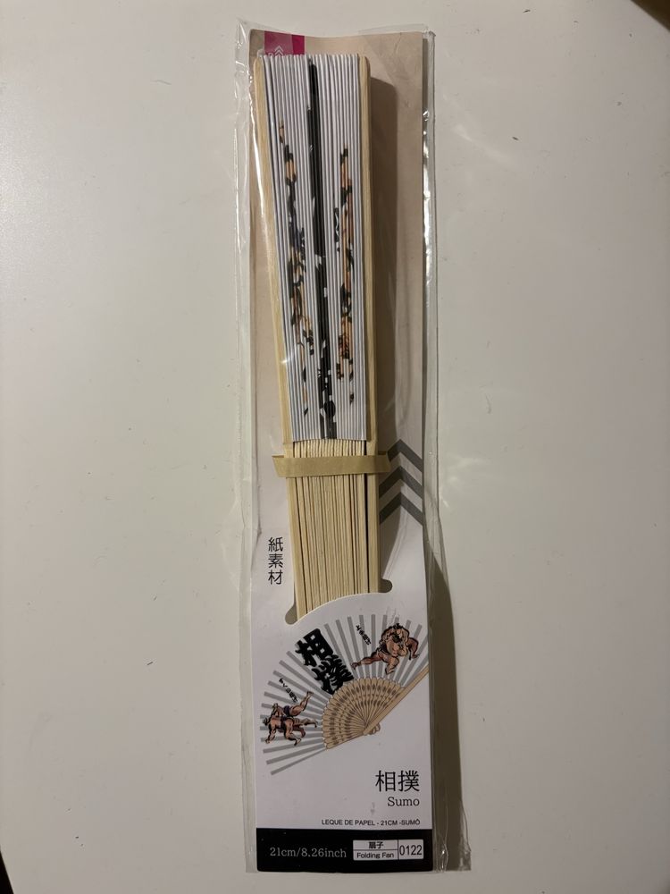 Leques com imagens de sumo impressas.