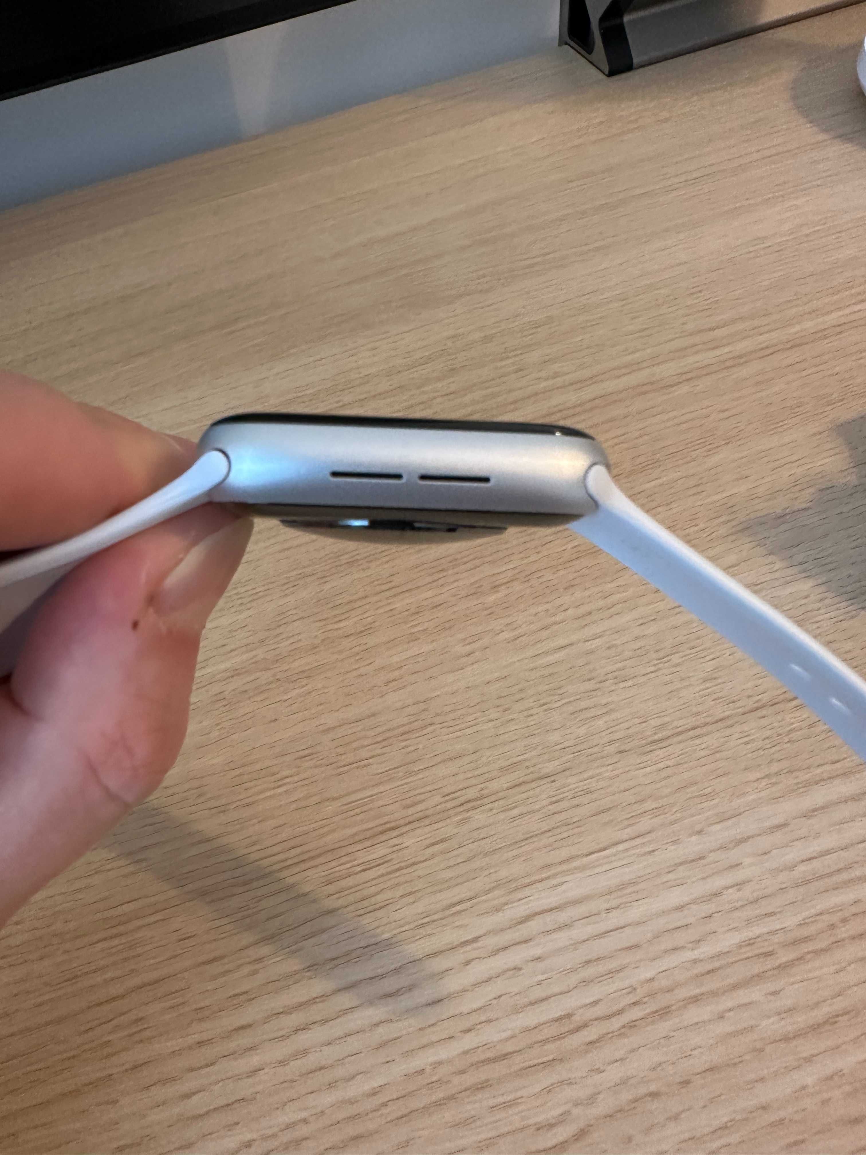 Apple Watch 6 44 mm w dobrym stanie + 5 pasków.