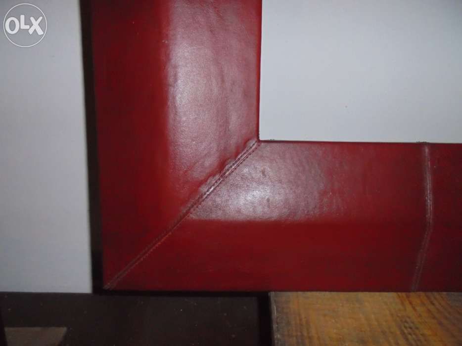 Moldura bordeaux em pele