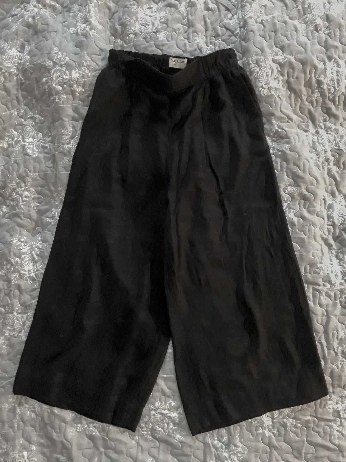 czarne spodnie z szerokimi nogawkami, zwiewne Pull&Bear S