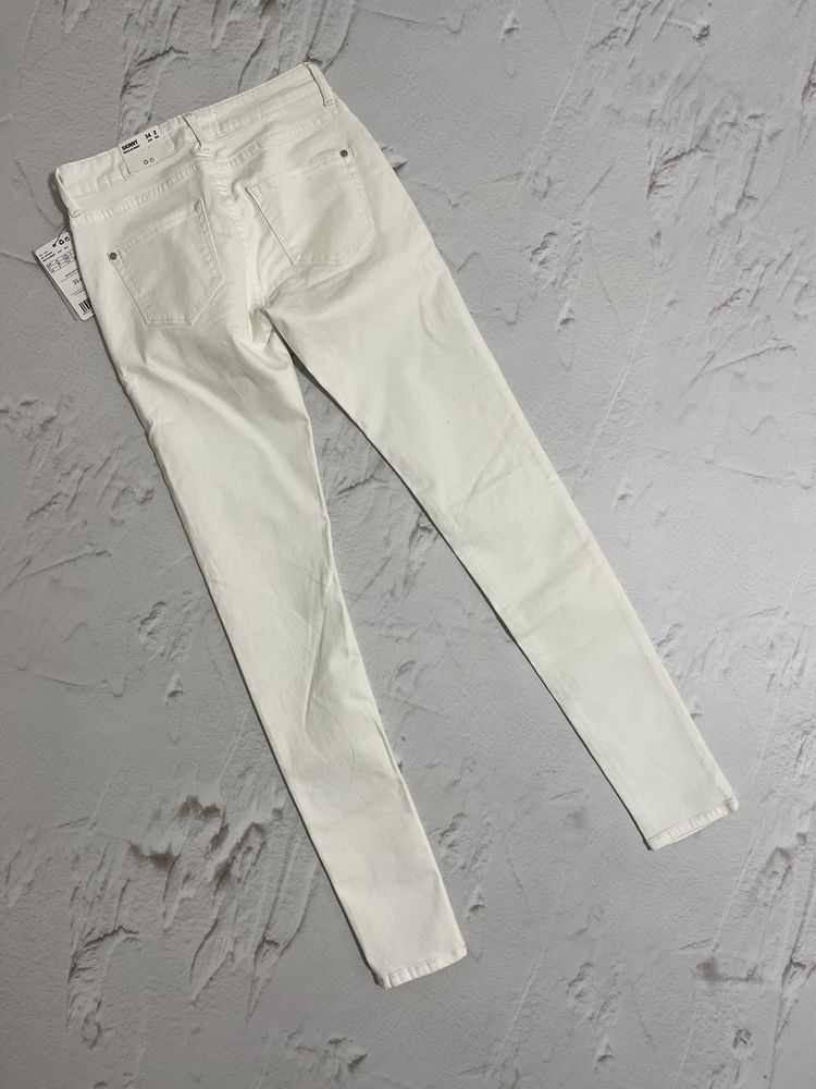 білі джинси скіні Mango