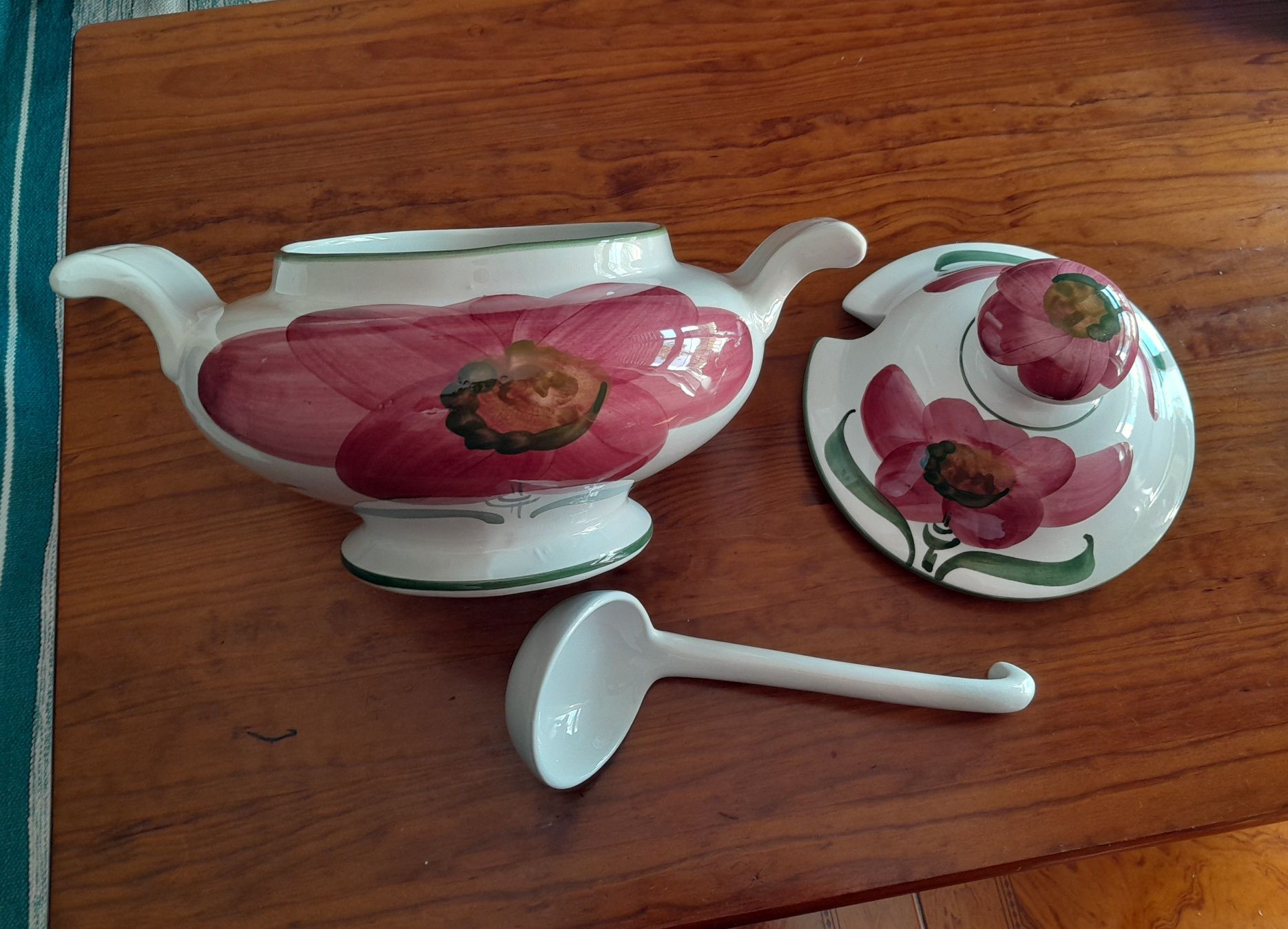 Louças .Terrina antiga pintada a mão