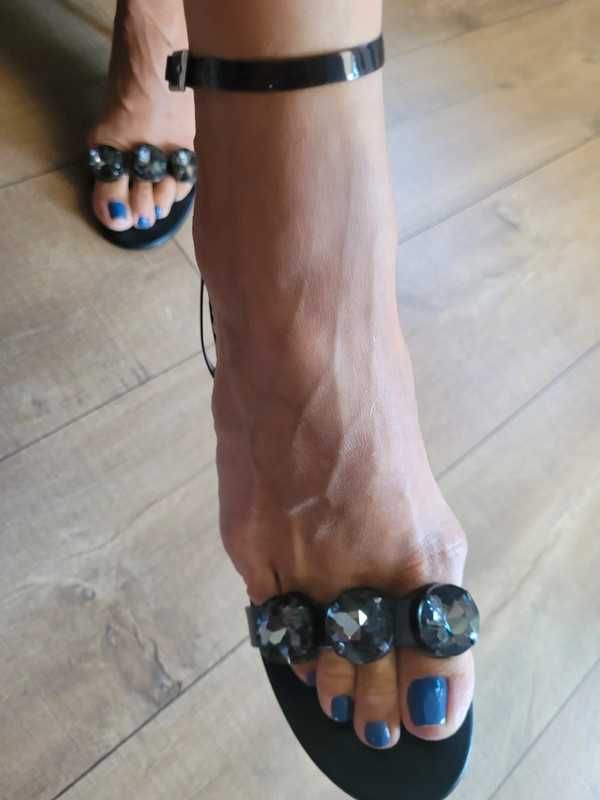Winylowe buty na obcasie z kamieniami