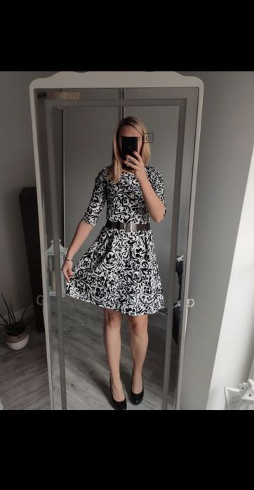 Sukienka biało-czarna ornamenty rozkloszowana XS S 34 36