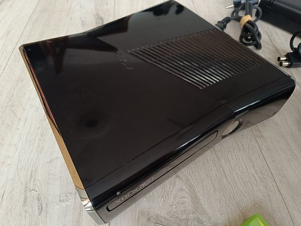Konsola Xbox 360 Slim E 250gb pad bezprzewodowy 2 gry