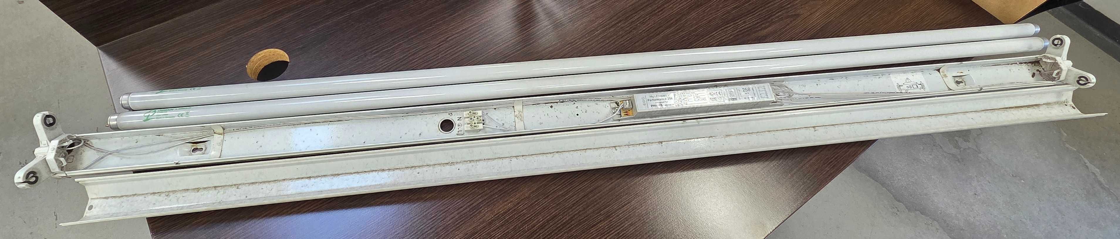 Lampy oprawy PHILIPS TMS022 po demontażu ze świetlówkami 58W/840 OSRAM
