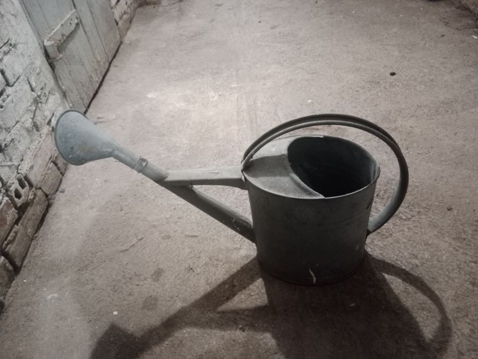 Konewka z sitkiem z czasów PRL.