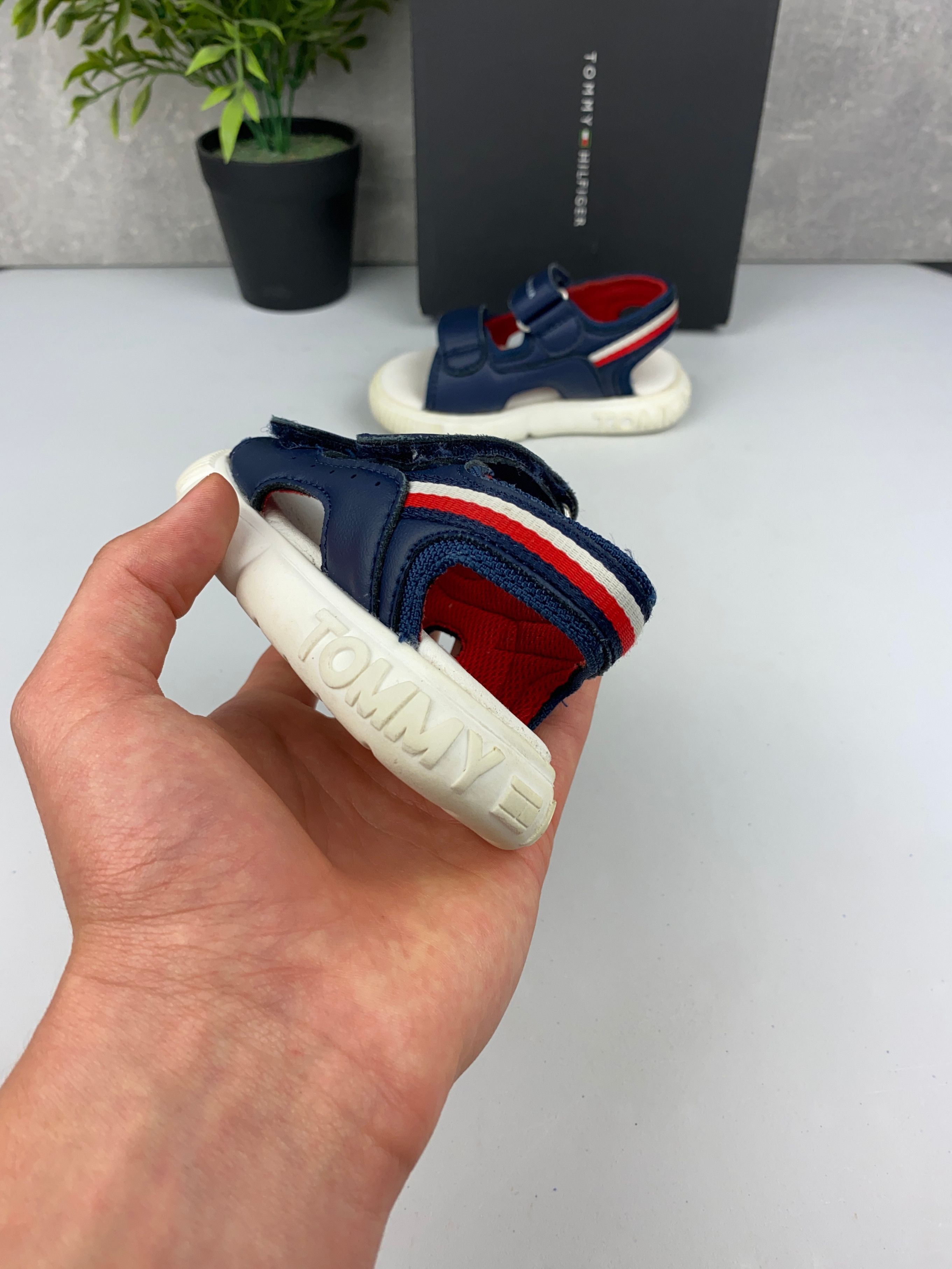 Bardzo dobre / buty sandały / Tommy Hilfiger / r. 23