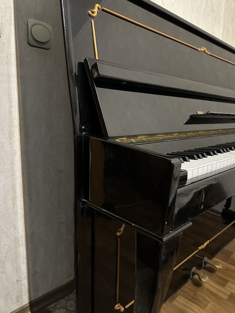 Пианино «Україна» великолепный черный лак
