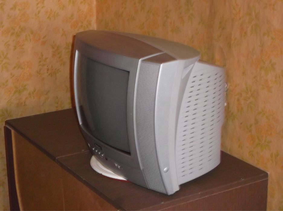 Телевизор Saturn в комплекте с антенной и подставкой