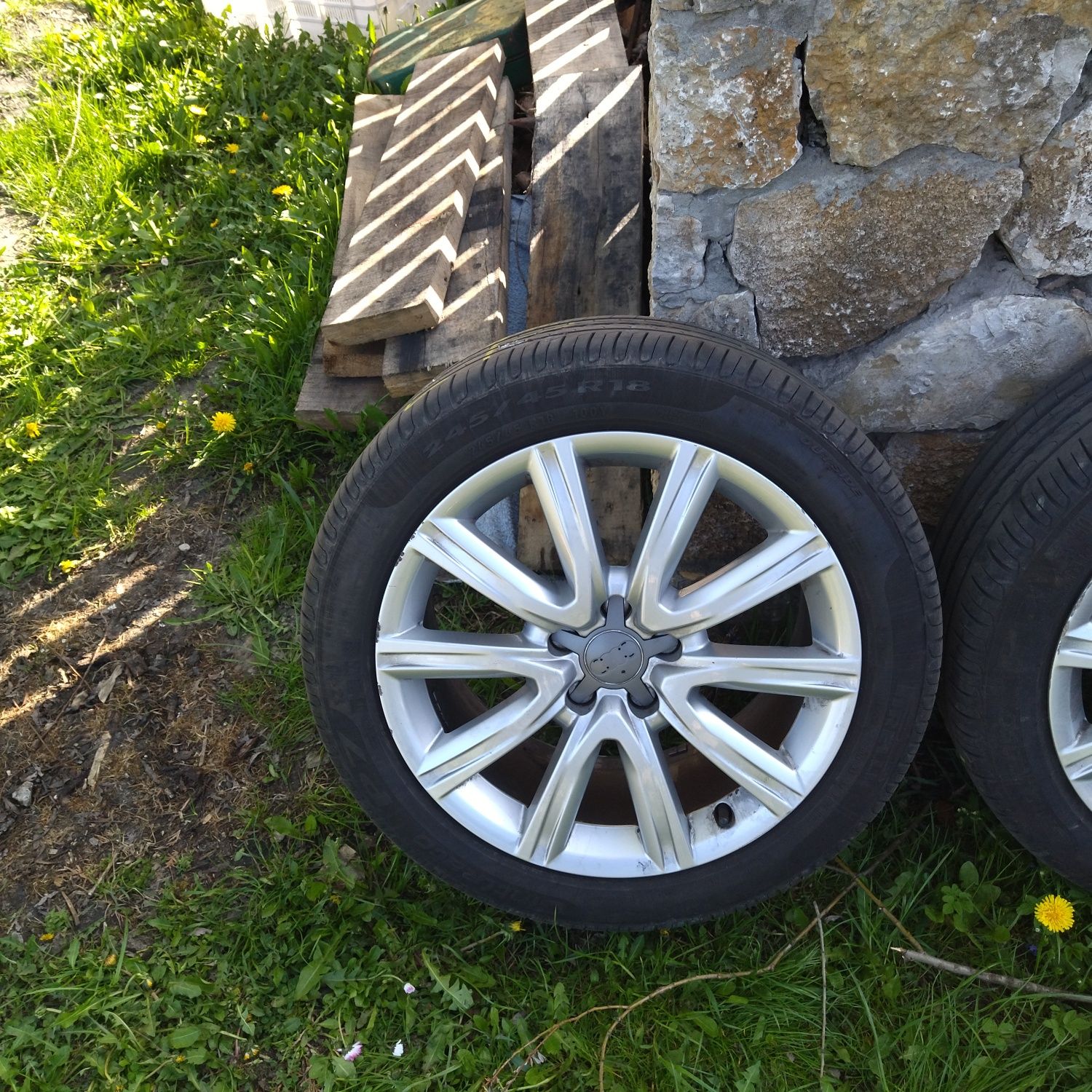 Felgi aluminiowe Audi ( oryginalne )18cali razem z oponami Pirelli