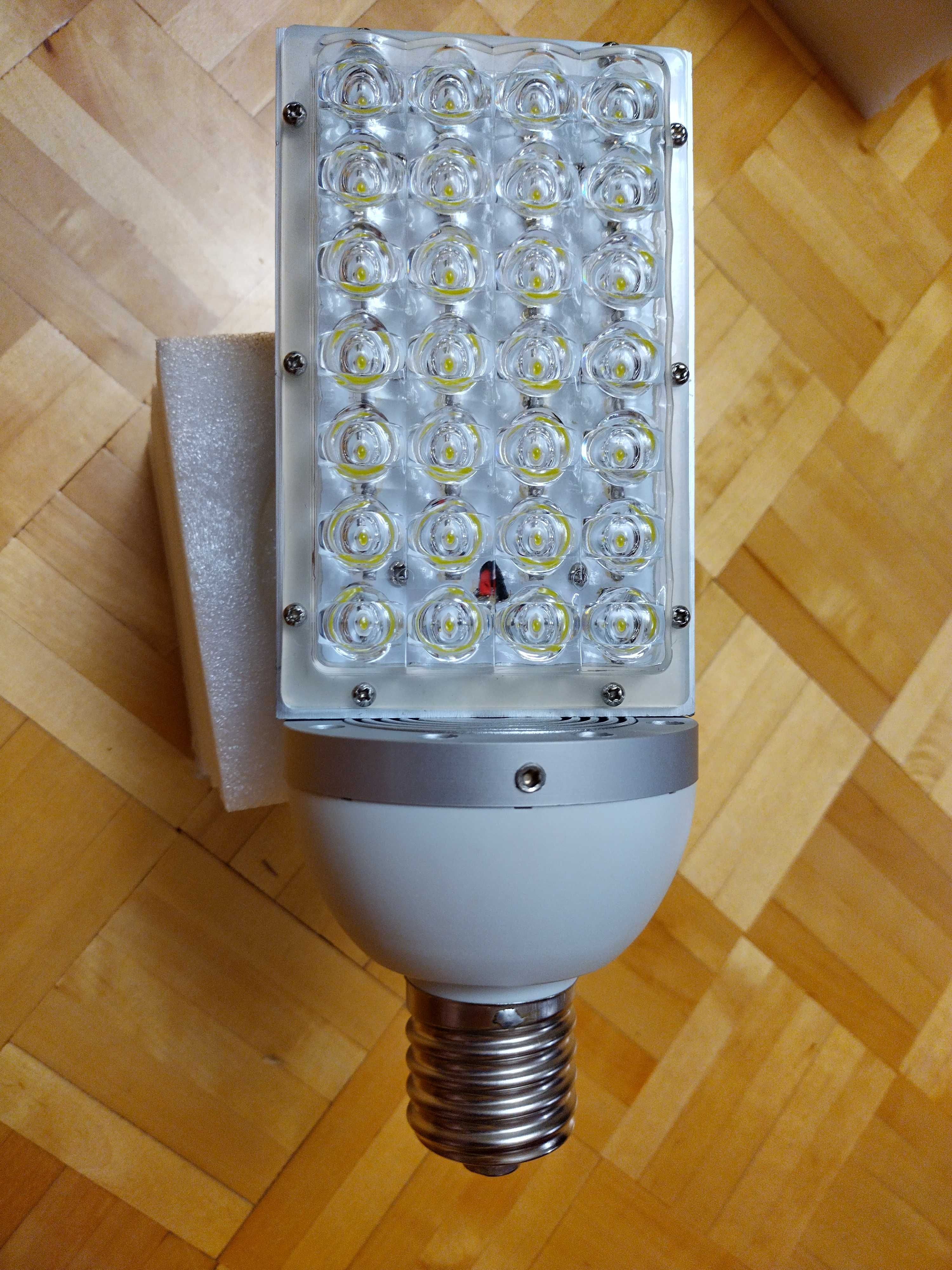 Żarówka uliczna LED z oprawą E40, moc 28 Watt, stopień ochrony IP65