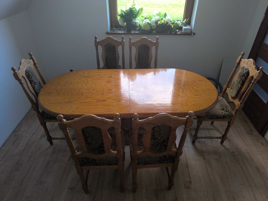 Sprzedam w bardzo dobrym stanie stół rozkładany z krzesłami