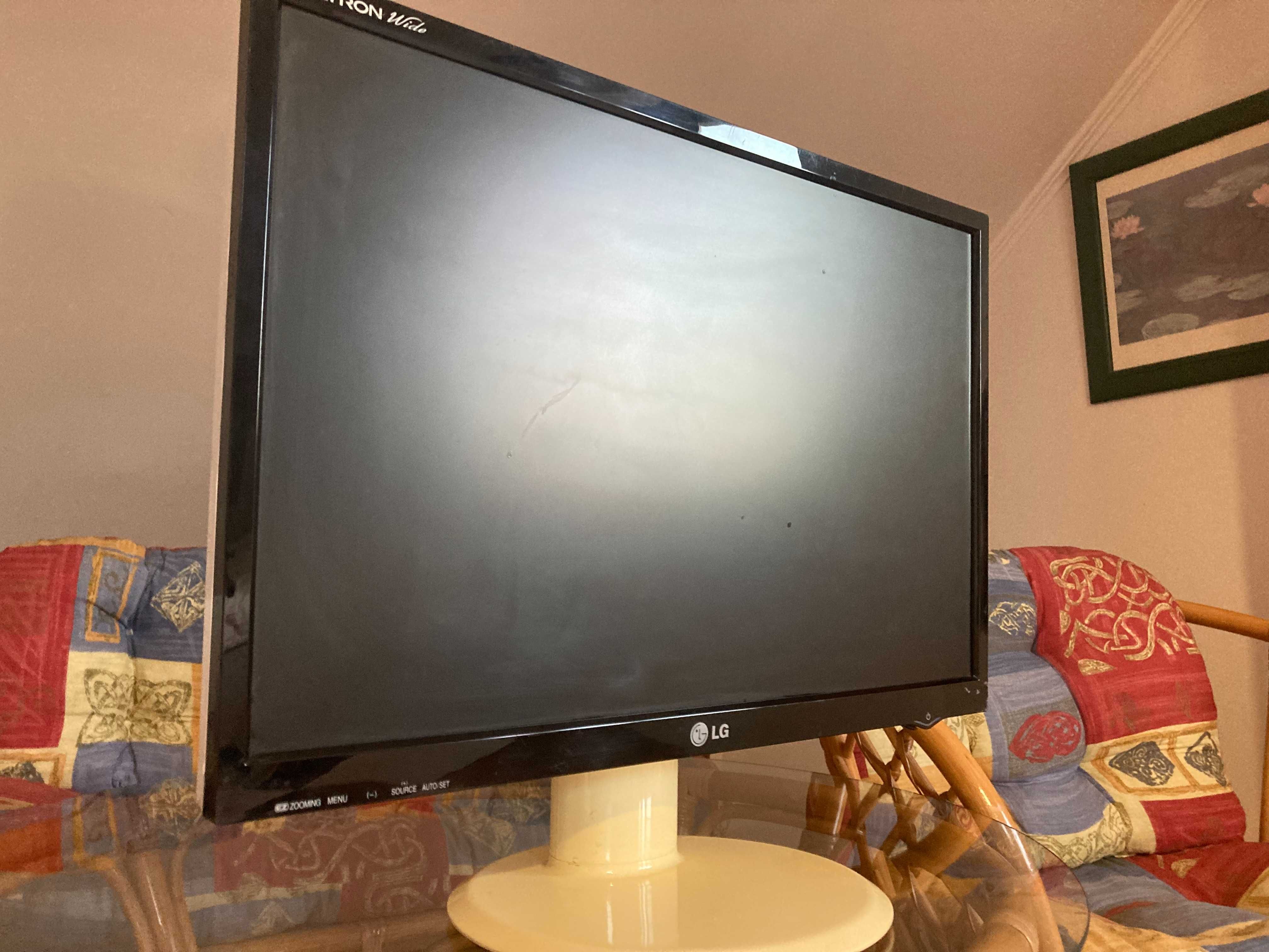 Monitor LG 22" 56cm, używany, stan dobry