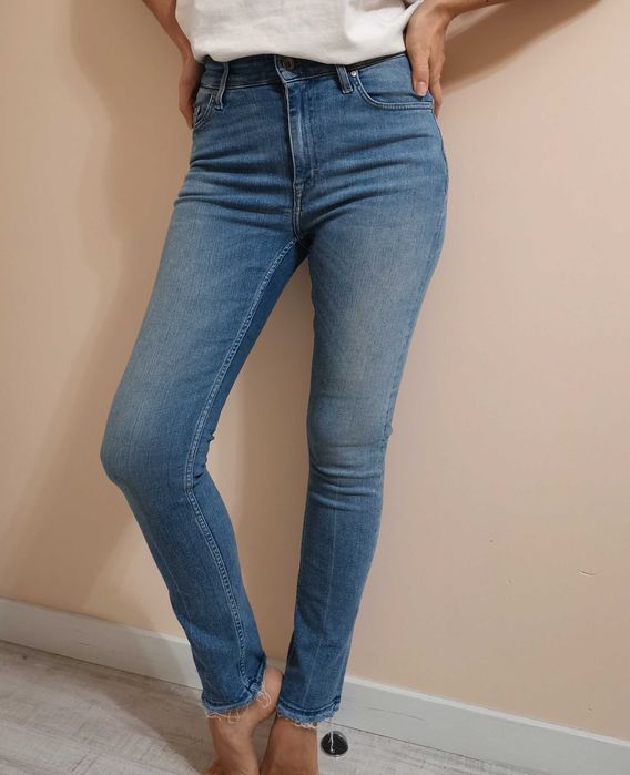 Jeansy, nogawki z surowym wykończeniem