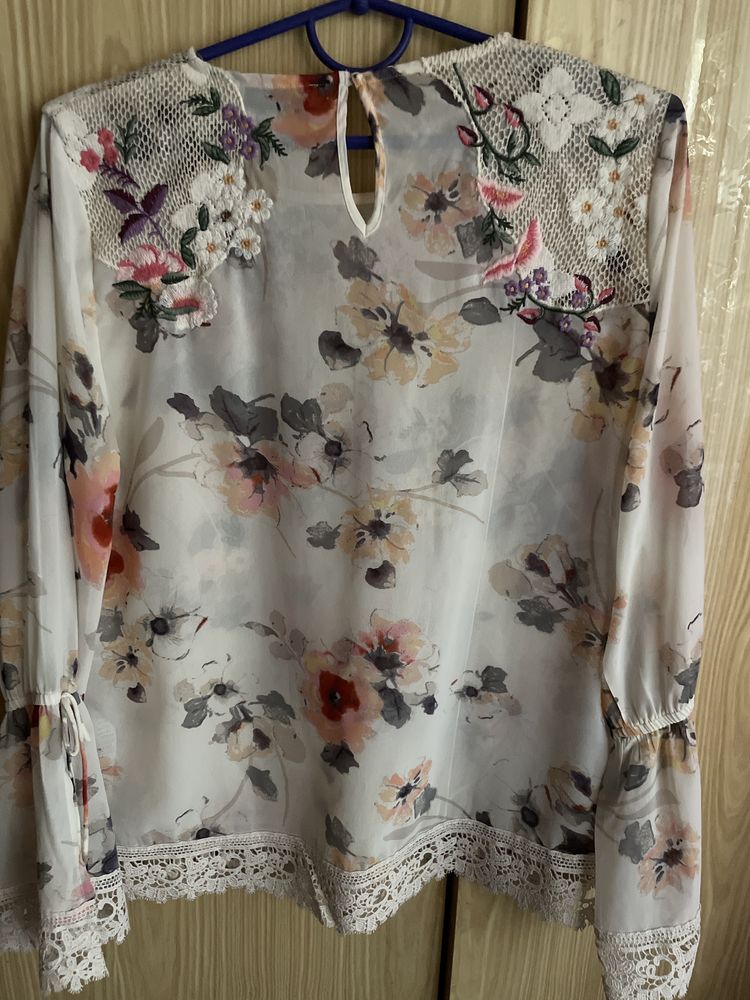 Блузка свитшот Peruna с кружевом