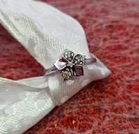 Uroczy srebrny damski pierścionek-kwiat z cyrkoniami 2,32g P925