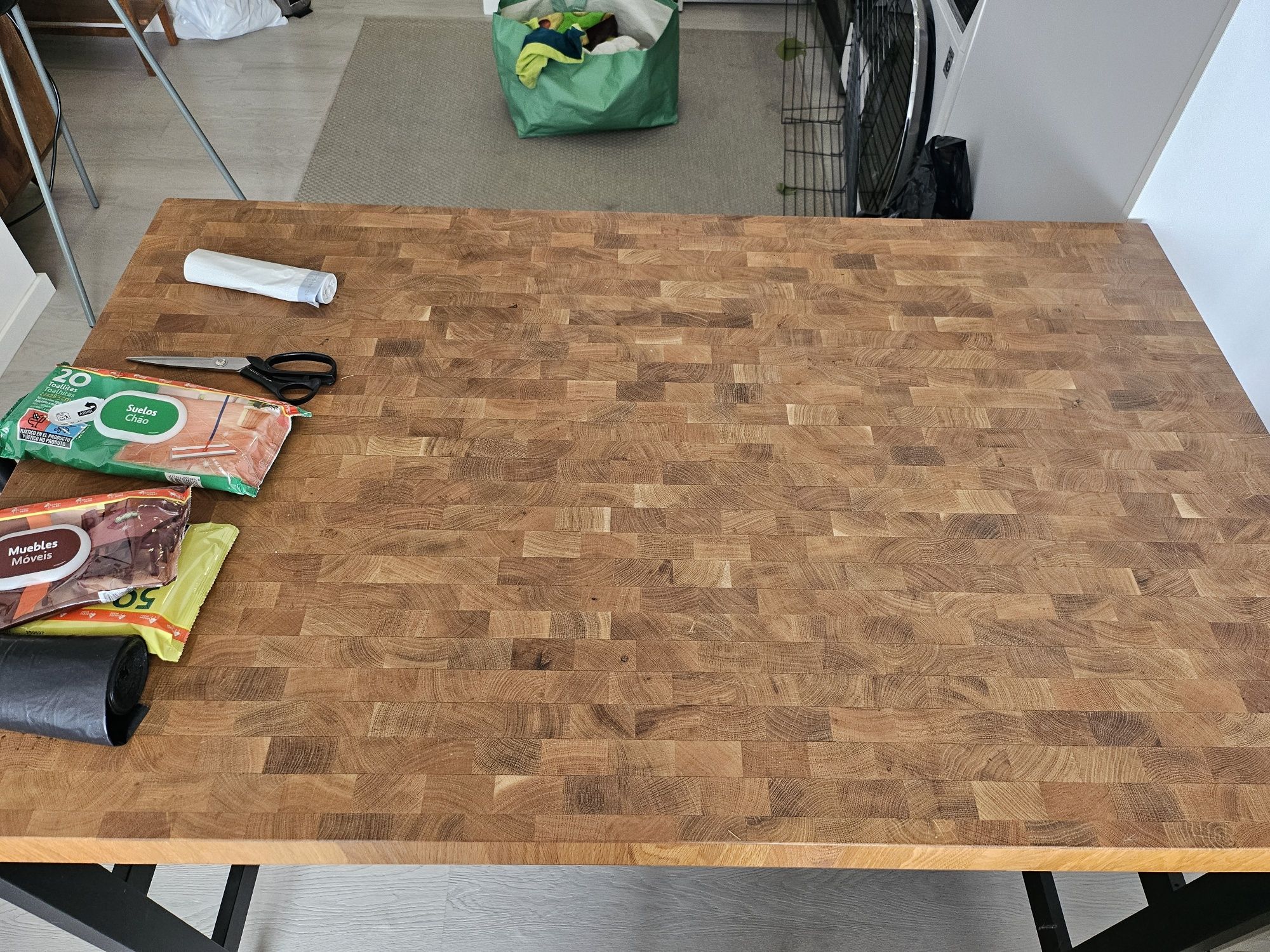 Ilha ikea preta com acessórios