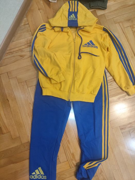 Спортивний костюм на 8-9 рочків