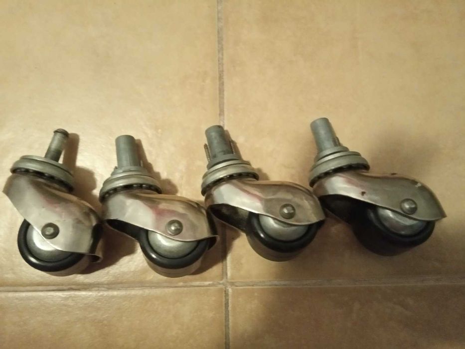 Табуретка крепкая, кресло  на колесах, стол