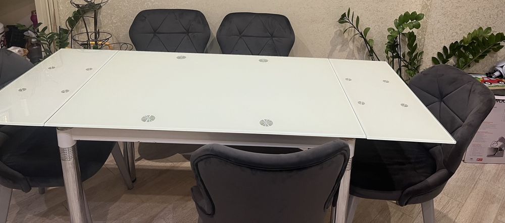 Продаю стікляний стіл та стільці стан - хороший