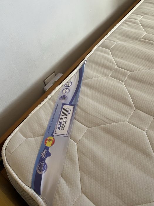 Cama com arrumação + colchão