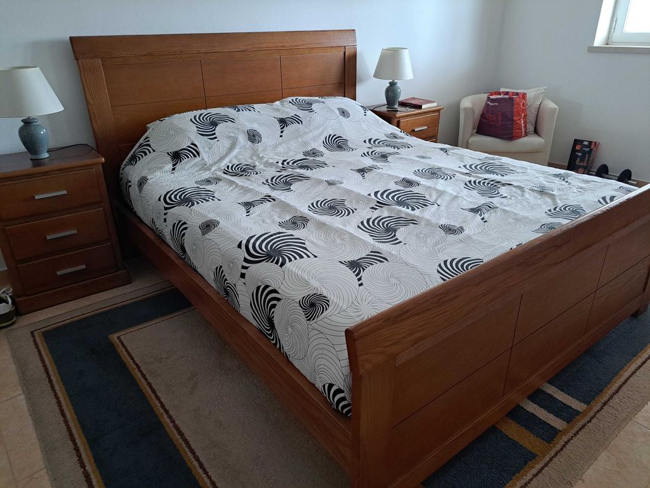 Quarto casal, colchão 195 x 160, comoda, 2 mesas, madeira castanheiro