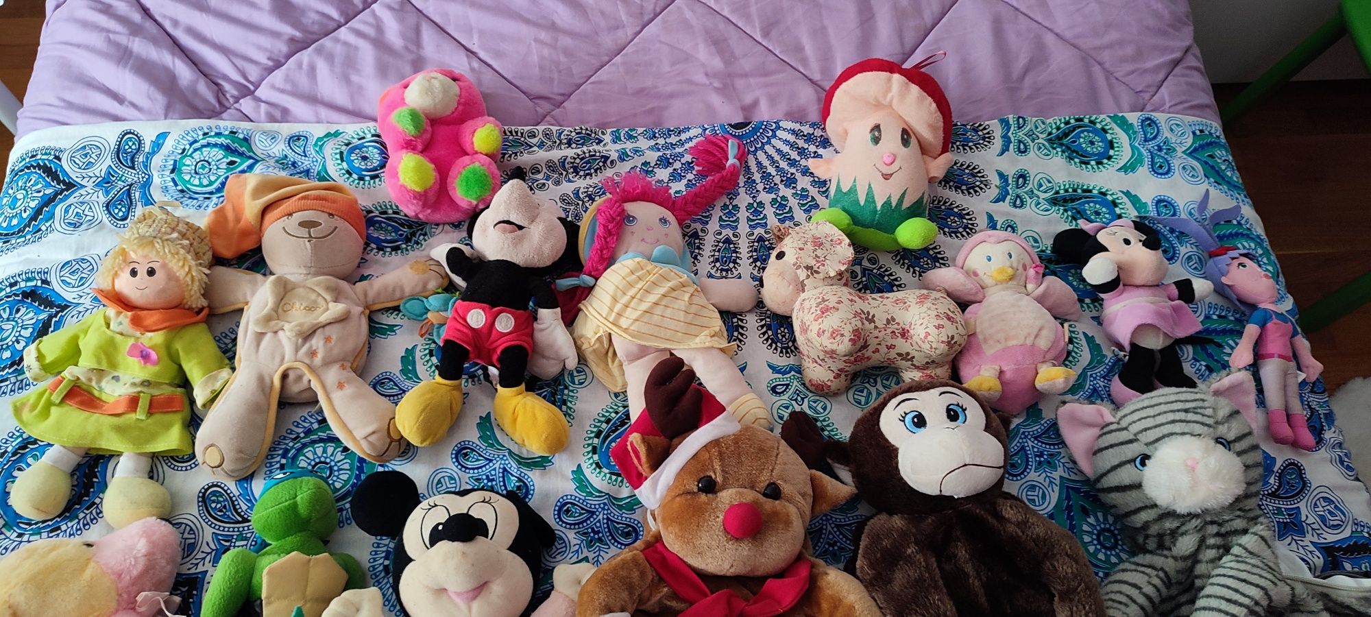 Brinquedos e peluches diversos