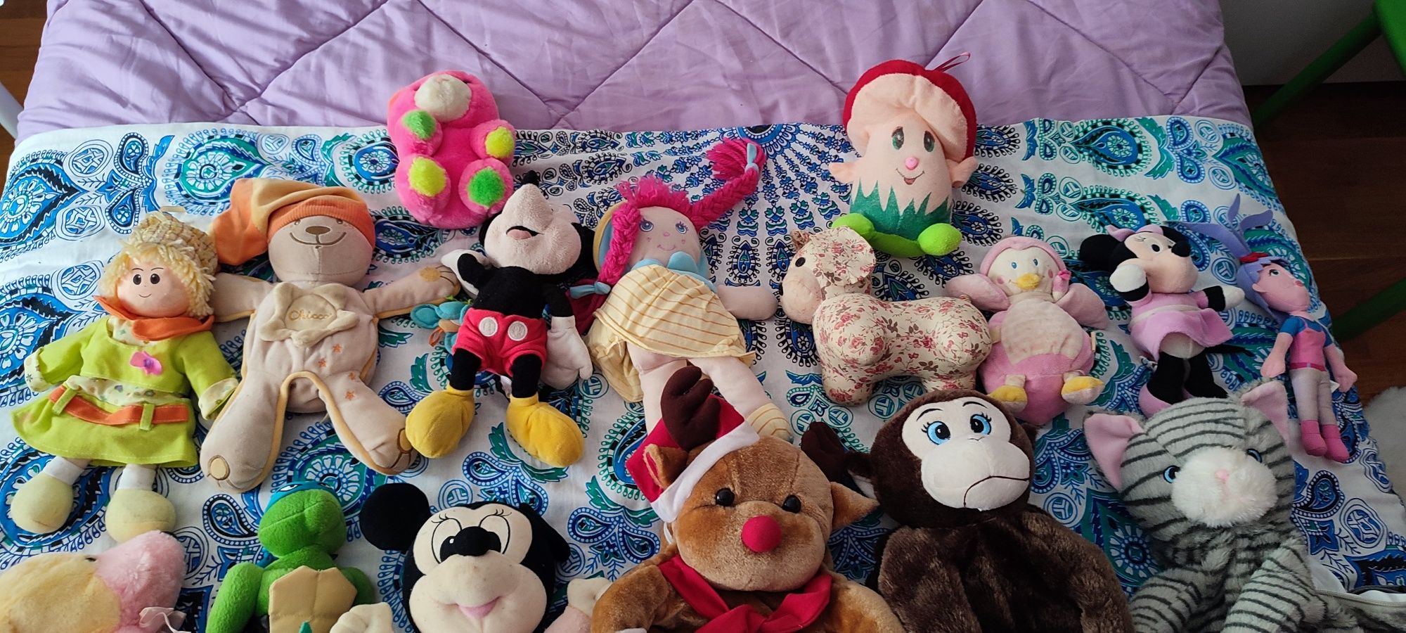 Brinquedos e peluches diversos