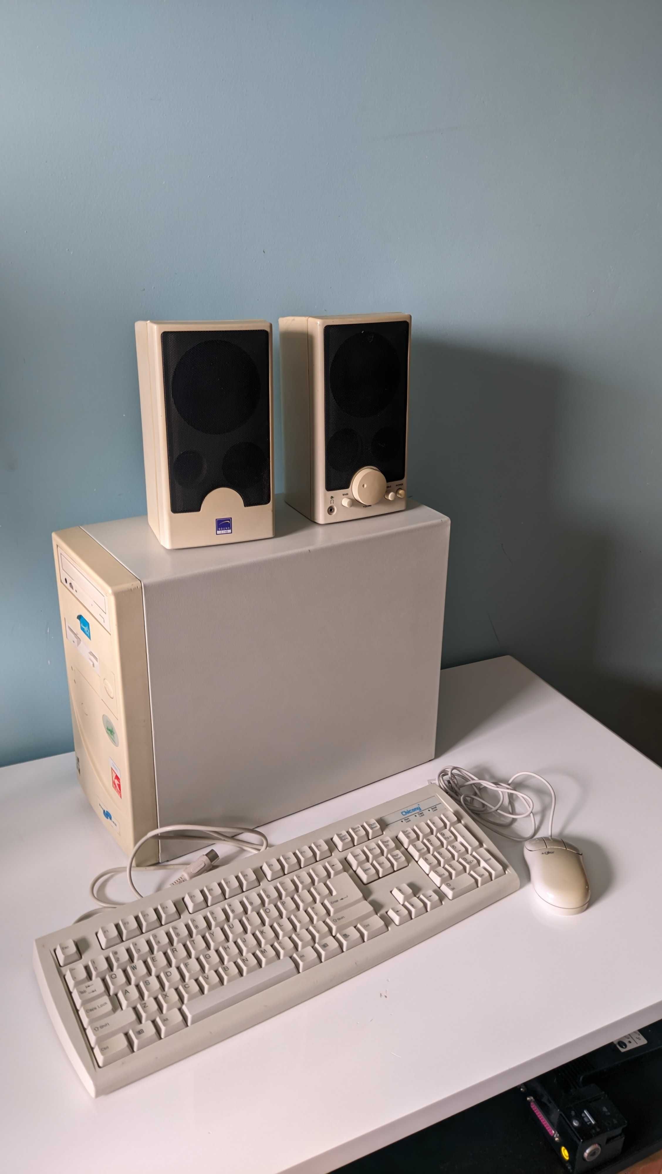 Retro komputer - jednostka+monitor CRT+klawiatura+mysz+głośniki