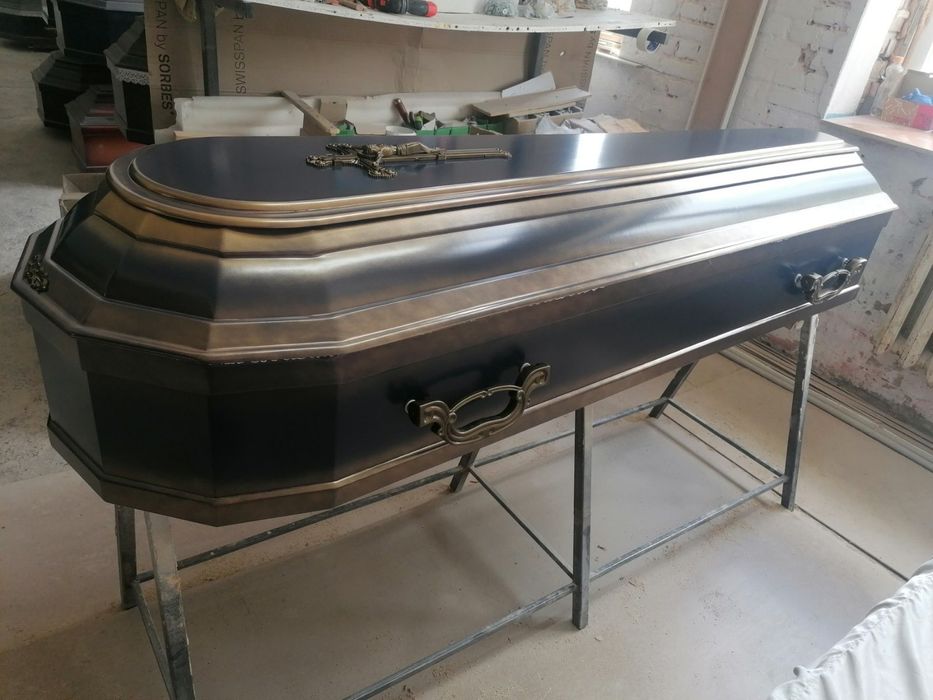 Лакові труни від виробника